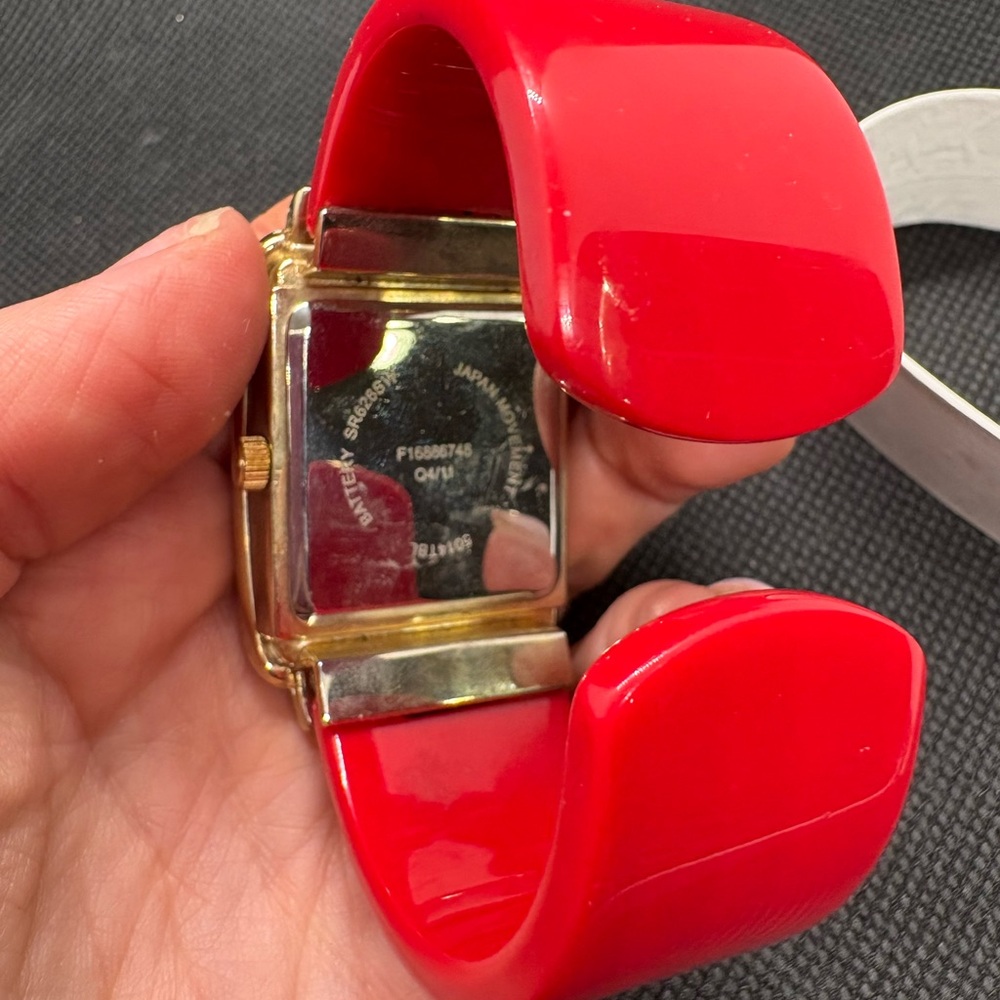Vintage Red and Gold Japan movement Wearable Watch needs battery - Picture 4 of 4